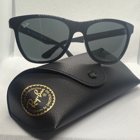 Ray-Ban Classic Black Sunglasses with Case Unisex